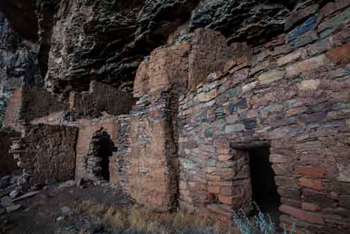 Native American cliff dwelling in Pueblo Canyon in the Sierra Ancha. Previously classified as Solado, the ruin is now attributed to
the local Anchan culture. Tree ring samples from wooden beams show construction occurred from A.D. 1290 to 1330 (not for sale).